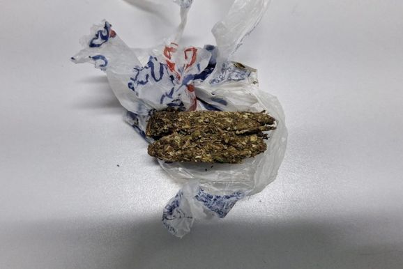 Adolescente &eacute; flagrado com maconha a caminho da escola 