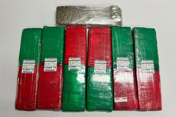 BAEP apreende sete tijolos de maconha em casa no CDHU de Mogi Mirim