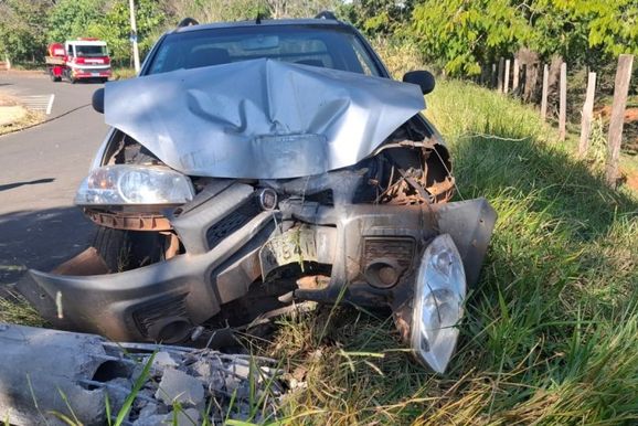 Motorista sofre mal s&uacute;bito e bate picape contra poste no Murayama