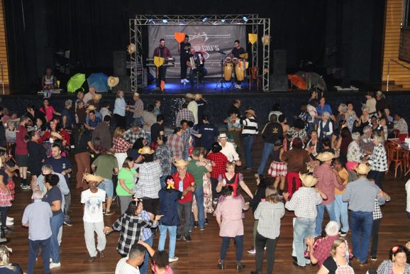 Baile Julino 60+ re&uacute;ne 400 idosos e arrecada alimentos