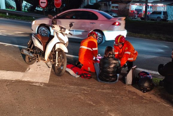 Colis&atilde;o entre carro e moto deixa duas pessoas feridas na SP-147.