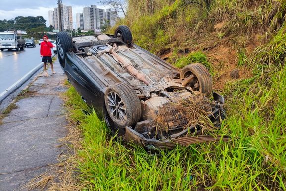 Corolla capota ap&oacute;s motorista perder controle na Nagi Chaib&nbsp;