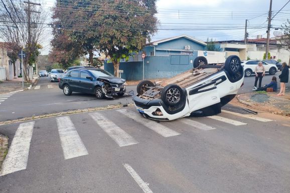 Acidente entre Voyage e Kwid deixa uma mulher ferida na regi&atilde;o central 