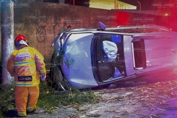 Carro bate em &aacute;rvore e capota na Avenida Pedro Botesi