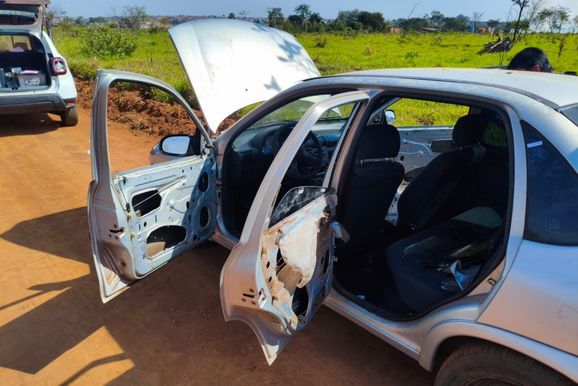 Carro furtado dentro de escola &eacute; encontrado depenado no Vergel