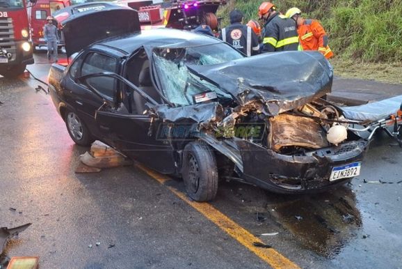 Colis&atilde;o frontal entre carro e van deixa duas v&iacute;timas na Rodovia Nagib Chaib