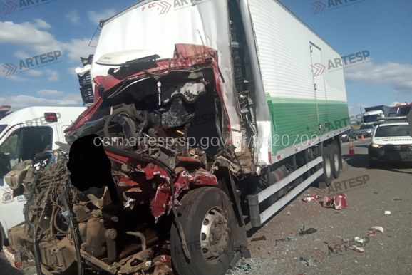 Engavetamento com ambul&acirc;ncia e carretas mata um e fere quatro na SP-340