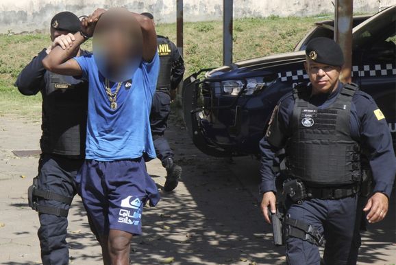 GOC prende homem com 27 pinos de coca&iacute;na perto de escola 