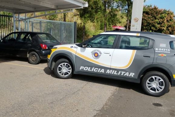 Influenciador de Mogi Gua&ccedil;u &eacute; parado com carro sem teto e CNH suspensa na SP-340