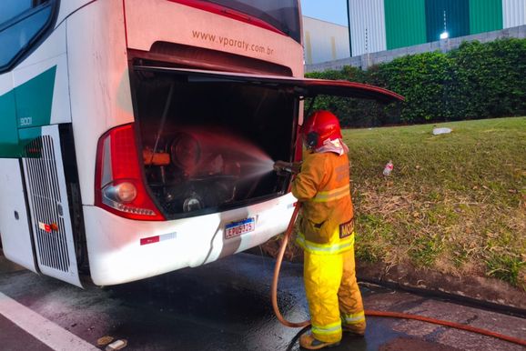 &Ocirc;nibus com 15 passageiros tem princ&iacute;pio de inc&ecirc;ndio na SP-147