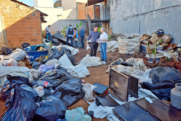 Opera&ccedil;&atilde;o interdita dep&oacute;sito irregular de sucatas na Vila S&atilde;o Carlos