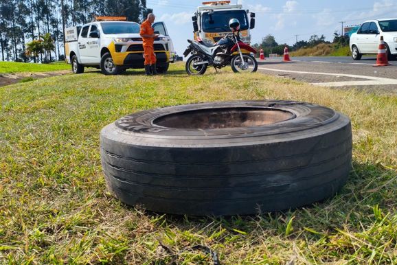 Roda se solta de caminh&atilde;o, cruza canteiro e atinge motociclista na SP-340