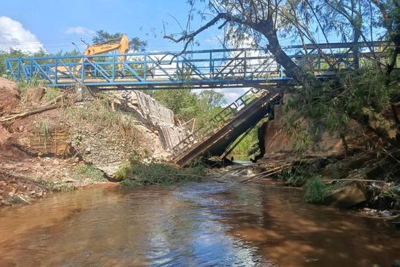 Antiga ponte da Rodovia Nagib Chaib &eacute; retirada para avan&ccedil;o das obras