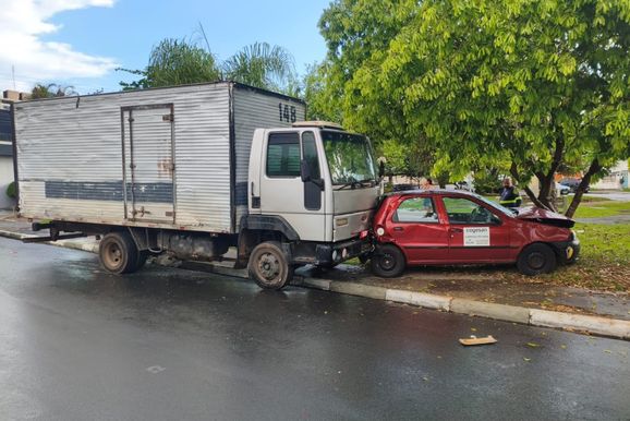 Caminh&atilde;o desce rua sem motorista e atinge mulher e tr&ecirc;s carros 
