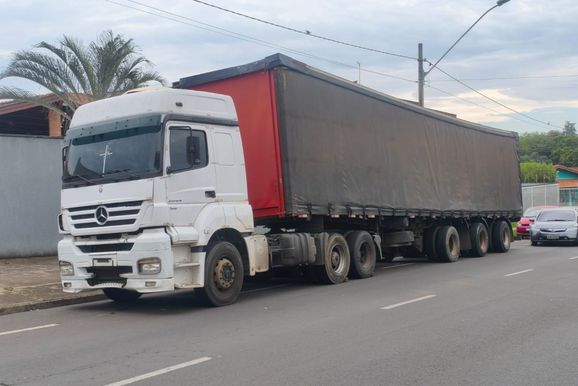 Caminh&atilde;o furtado com placas irregulares &eacute; apreendido na SP-340 em Mogi Mirim