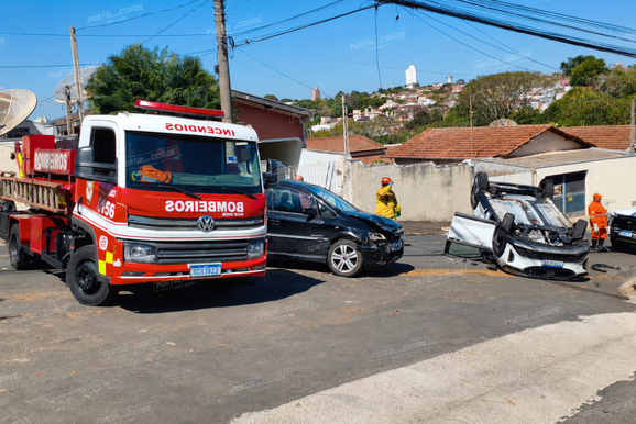 Carro capota ap&oacute;s colis&atilde;o entre ve&iacute;culos no Jardim Calif&oacute;rnia