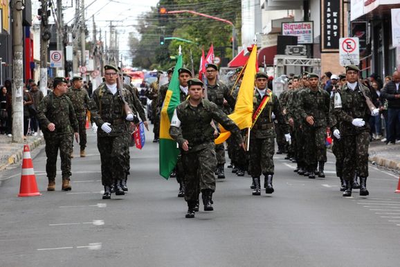 Desfile de 7 de Setembro re&uacute;ne for&ccedil;as de seguran&ccedil;a, escolas e fanfarras em Mogi Mirim