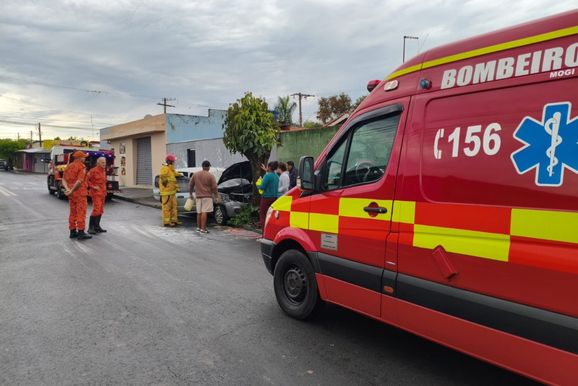 Fiat Uno pega fogo ap&oacute;s pane e atinge &aacute;rvore na zona leste 