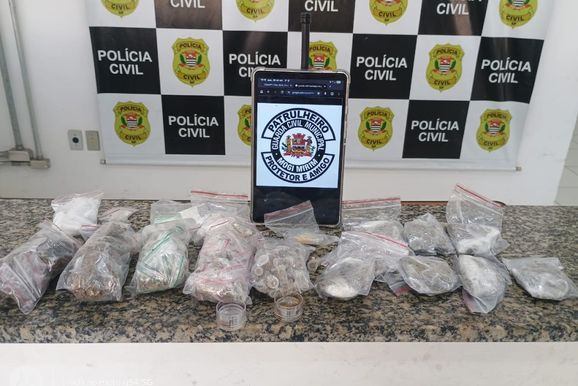 GCM apreende 243 por&ccedil;&otilde;es de drogas ap&oacute;s fuga de motociclista na Zona Leste