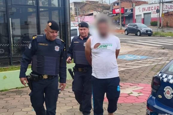 Homem &eacute; preso ap&oacute;s amea&ccedil;ar m&atilde;e e irm&atilde; durante briga 