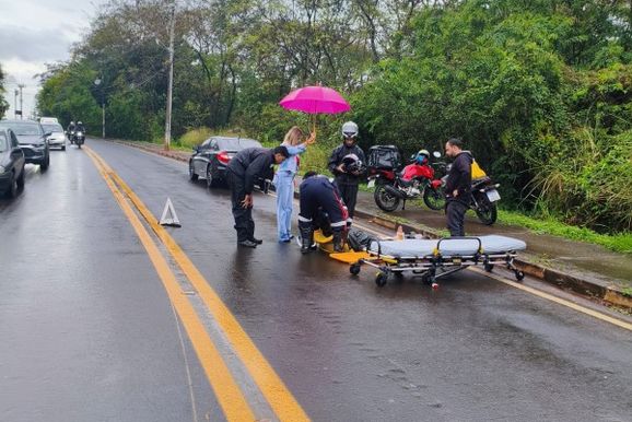 Motoboy fica ferido ap&oacute;s colis&atilde;o na Rodovia Nagib Chaib em hor&aacute;rio de pico