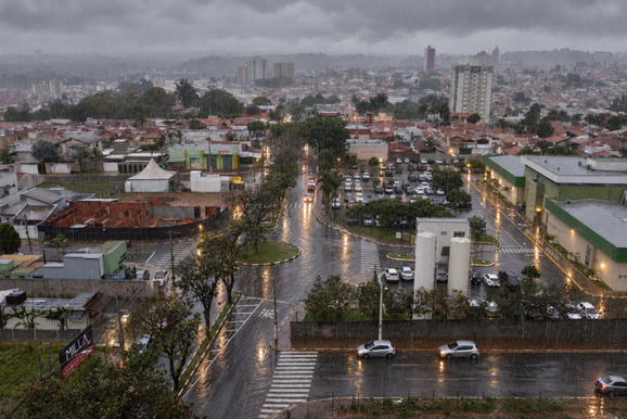 Mogi Mirim tem segunda-feira nublada, com chuva e alerta de tempestade