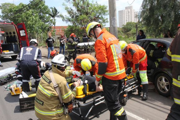 Simulado de acidente re&uacute;ne for&ccedil;as de seguran&ccedil;a e Renovias em Mogi Gua&ccedil;u