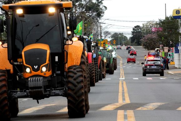 Tratora&ccedil;o da direita forma fila de 2 km de ve&iacute;culos pelas ruas de Mogi Mirim