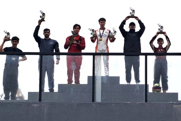 Vin&iacute;cius Duzzi sobe ao p&oacute;dio na 6&ordf; etapa da V11 Cup em Aruj&aacute;