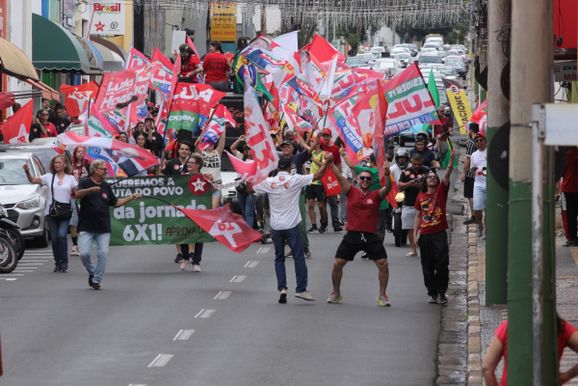 Apoiadores de Lula realizam caminhada pol&iacute;tica no centro de Mogi Mirim