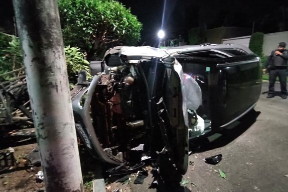 Carro atinge &aacute;rvore e tomba no Jardim Bras&iacute;lia, em Mogi Mirim