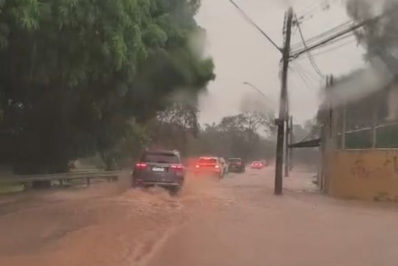 Chuva alaga ruas da regi&atilde;o central em cerca de uma hora, com fortes rajadas de vento