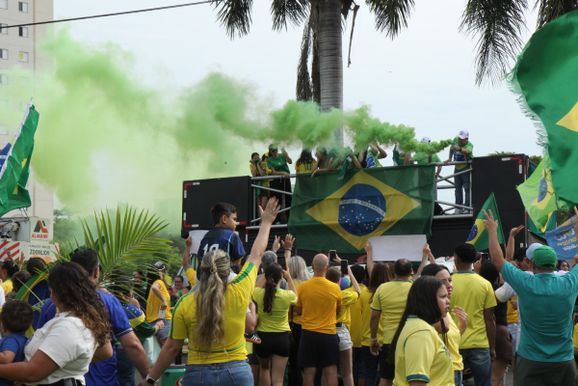 Espa&ccedil;o Cidad&atilde;o recebe ato pr&oacute;-Fl&aacute;vio Bolsonaro ap&oacute;s carreata regional