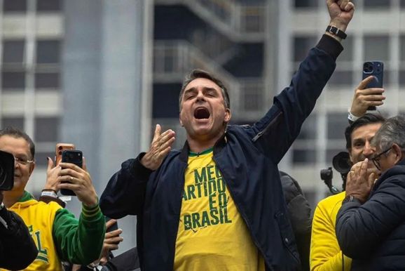 Fl&aacute;vio Bolsonaro recebe 66,5% dos votos em Mogi Mirim; Lula tem 24,8%