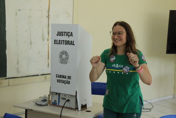 Joelma Franco vota com a fam&iacute;lia e diz ter entregado o melhor na campanha