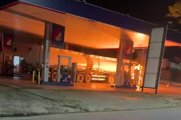 Motobomba pega fogo em antigo posto na Avenida da Saudade