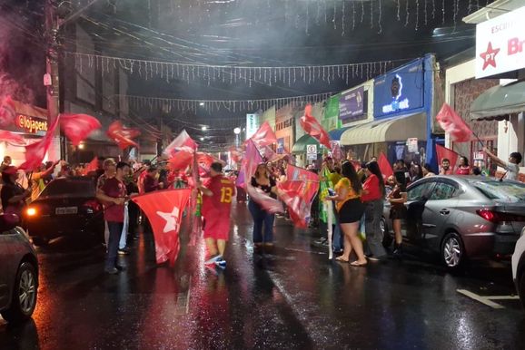 Petistas mogimirianos comemoram reelei&ccedil;&atilde;o de Lula nas ruas