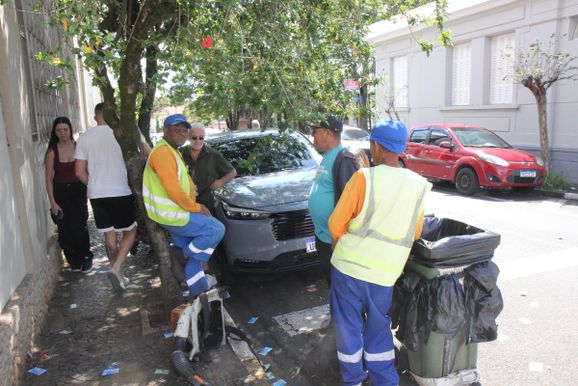 Prefeitura mobiliza equipes para retirar santinhos em locais de vota&ccedil;&atilde;o 