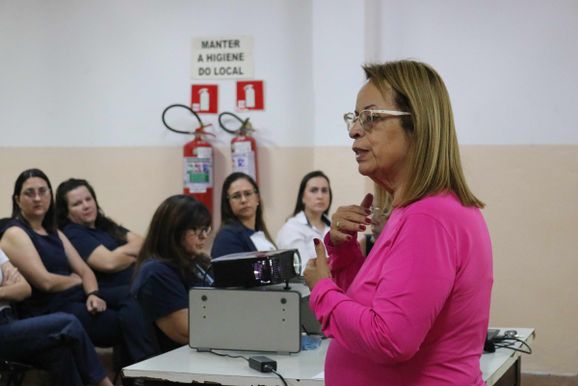 Servidoras do Saae recebem orienta&ccedil;&otilde;es sobre c&acirc;ncer de mama 
