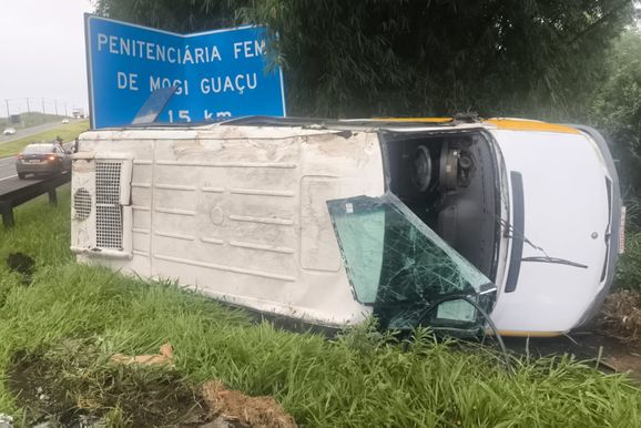 Van capota na SP-340 e deixa cinco pessoas feridas no km 174