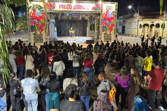 Edi&ccedil;&atilde;o hist&oacute;rica atrai quase 10 mil pessoas para as atra&ccedil;&otilde;es do Festival de Teatro