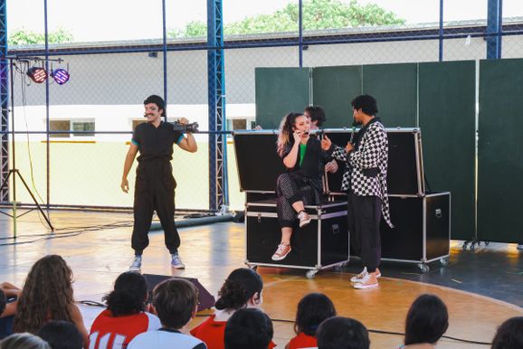 Sicredi promove apresenta&ccedil;&atilde;o da pe&ccedil;a teatral #Juntos para mais de 300 estudantes