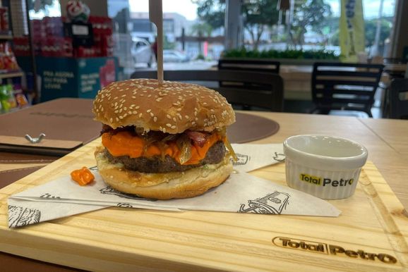 Posto Total Petro aposta em conveni&ecirc;ncia moderna e novo card&aacute;pio em Paranava&iacute;