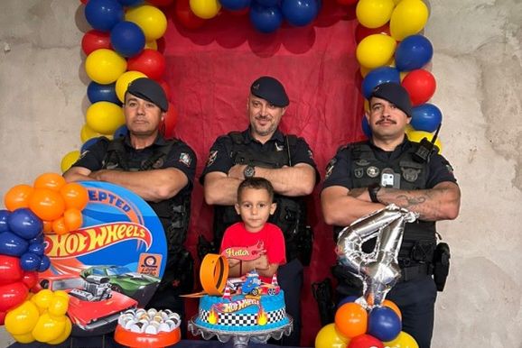 Guarda Municipal participa de anivers&aacute;rio e realiza sonho de pequeno f&atilde; em Paranava&iacute;