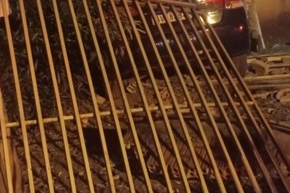 Motorista fica preso &agrave;s ferragens ap&oacute;s carro invadir resid&ecirc;ncia em Paranava&iacute;