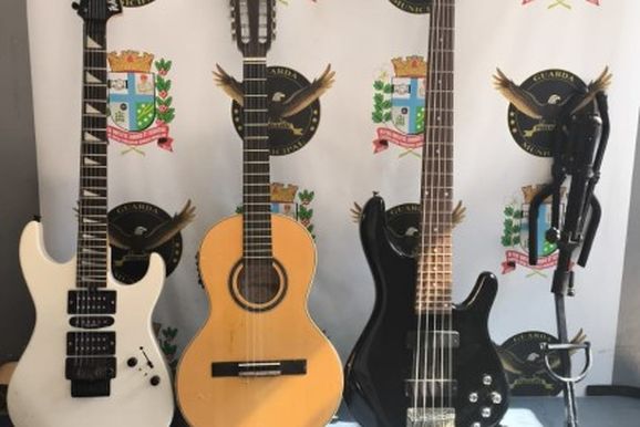 Guarda Municipal recupera instrumentos musicais escondidos em bueiro