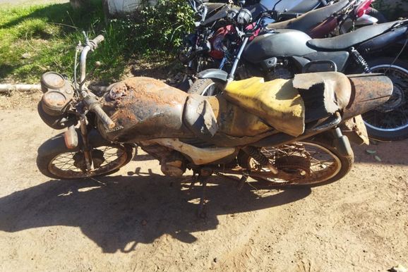 Motocicleta abandonada &eacute; encontrada &agrave;s margens da PR-492, em Tamboara
