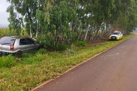 Motorista morre ap&oacute;s carro atingir &aacute;rvore na PR-498 entre S&atilde;o Carlos do Iva&iacute; e Japur&aacute;