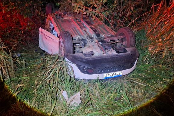 Cama box cai de carretinha, provoca acidente e deixa cinco feridos em Tamboara