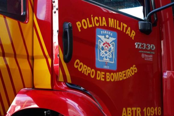 Caminh&atilde;o pega fogo em posto de combust&iacute;veis na BR-376, em Guaira&ccedil;&aacute;